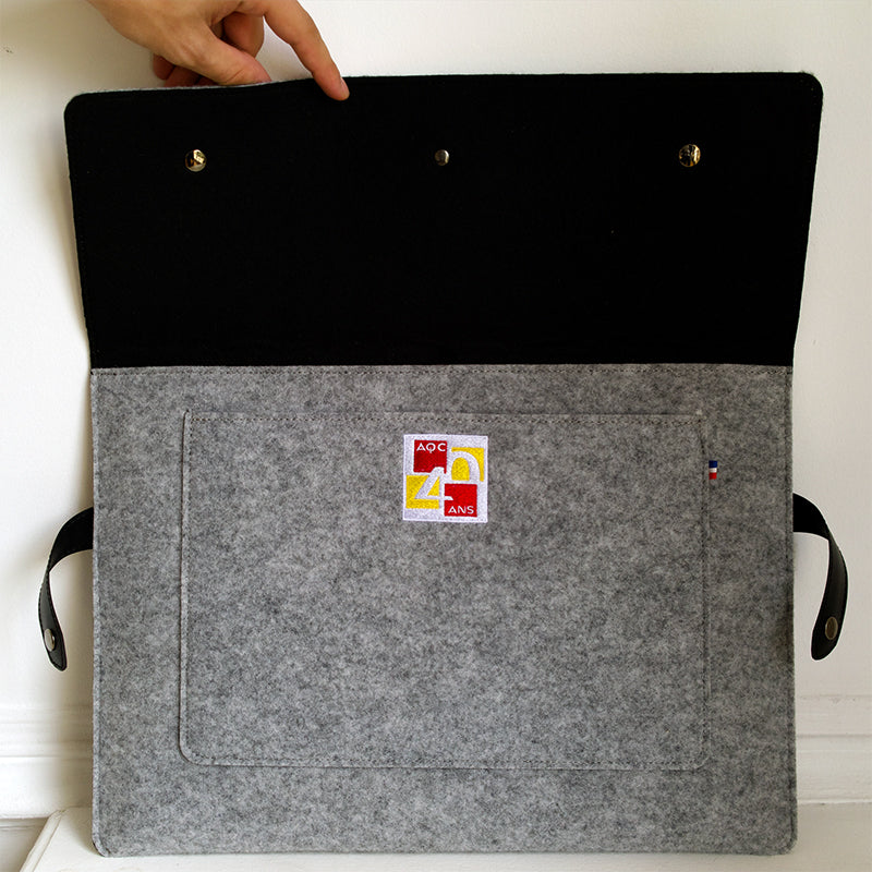 Broderie logo AQC sur pochette ordinateur en feutrine - Le Cadeau Français