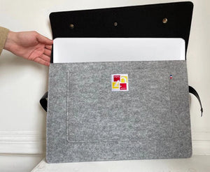 Housse ordinateur en feutrine upcyclée avec broderie logo AQC 40 ans - Le Cadeau Français