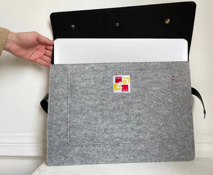 Housse ordinateur en feutrine upcyclée avec broderie logo AQC 40 ans - Le Cadeau Français