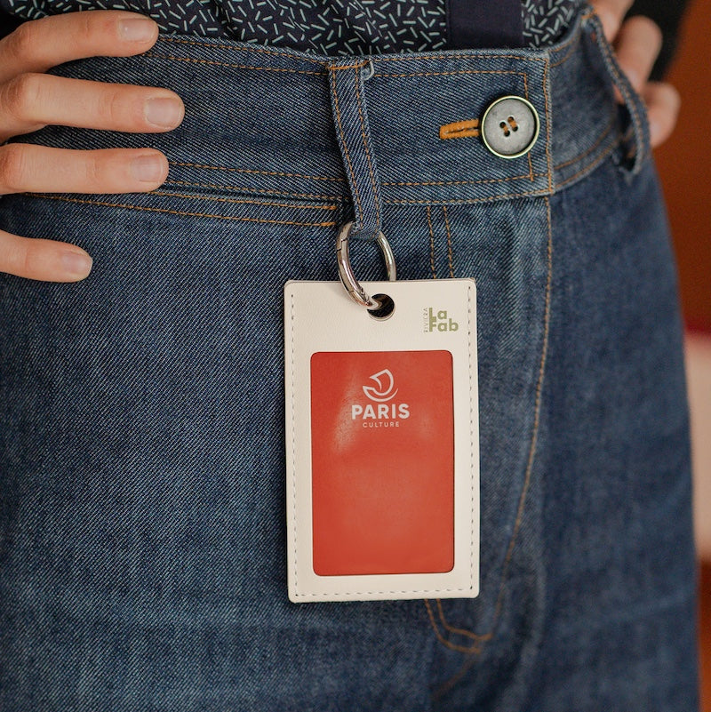 Porte-badge en cuir recyclé personnalisable avec anneau de fixation - Le Cadeau Français