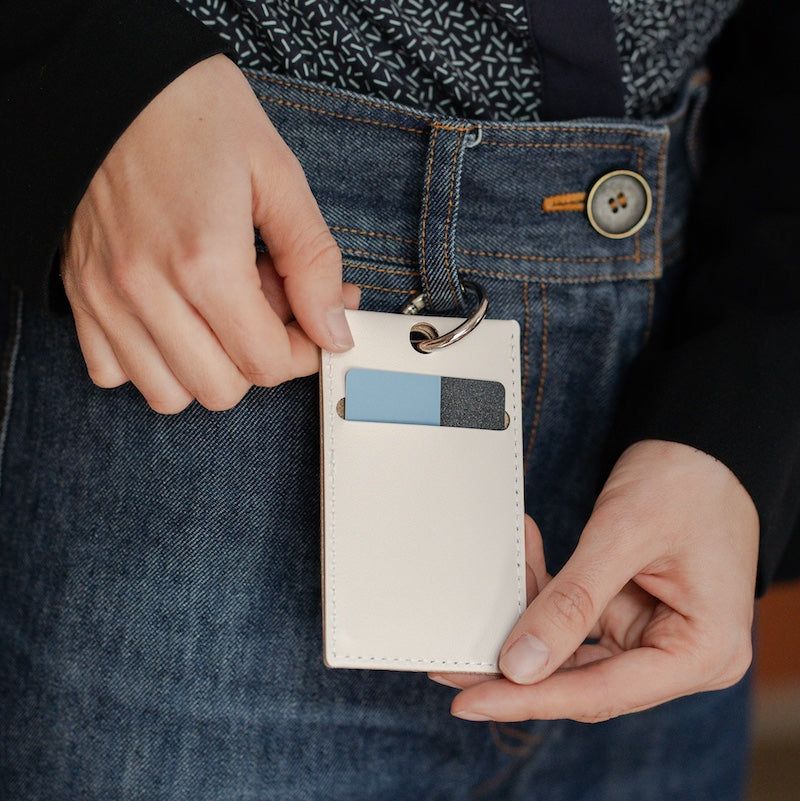 Porte-badge en cuir recyclé personnalisable avec anneau de fixation - Le Cadeau Français