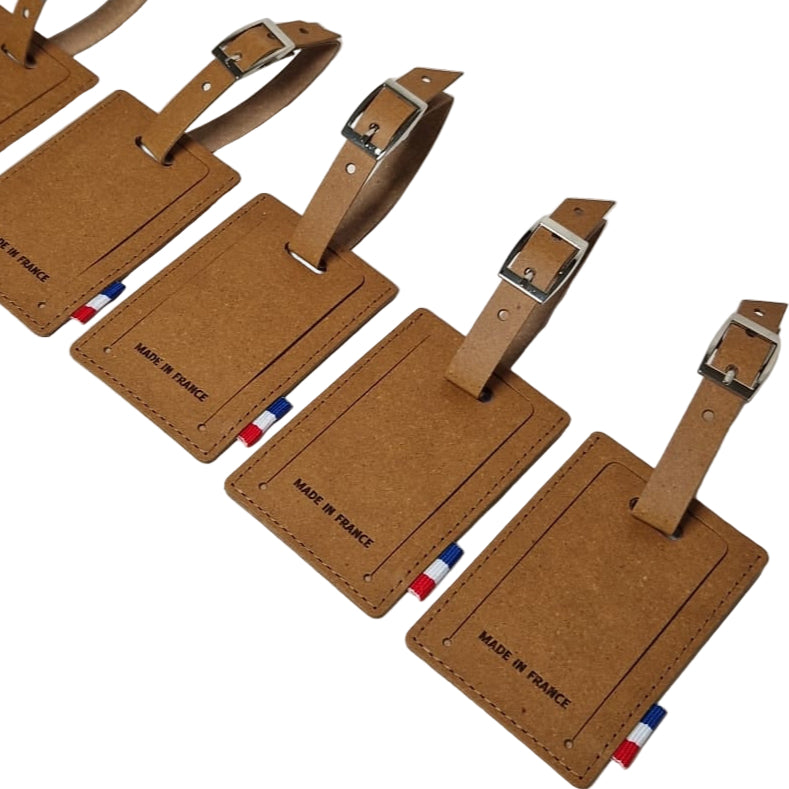 Étiquette à bagage en cuir recyclé avec lanière à fixation métal personnalisable - Le Cadeau Français